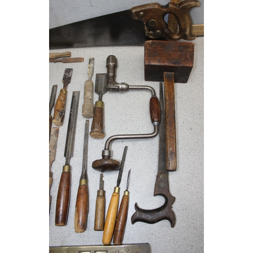 829 - Qty of vintage hand tools to include saw, wooden mallet and chisels