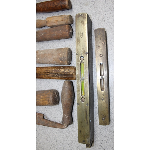 829 - Qty of vintage hand tools to include saw, wooden mallet and chisels