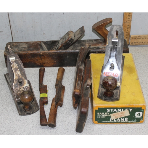 830 - Qty of woodworking tools to include Stanley bailey No.4 plane and spoke shaves