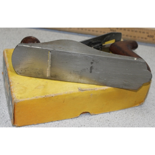 830 - Qty of woodworking tools to include Stanley bailey No.4 plane and spoke shaves