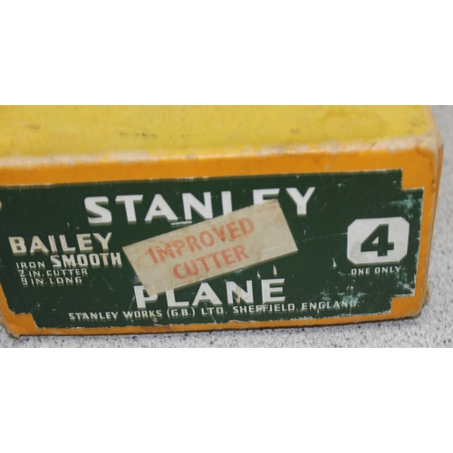 830 - Qty of woodworking tools to include Stanley bailey No.4 plane and spoke shaves