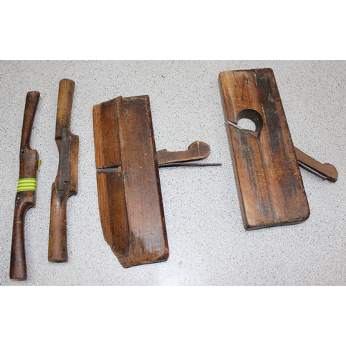 830 - Qty of woodworking tools to include Stanley bailey No.4 plane and spoke shaves