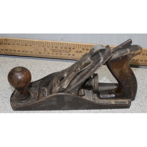 830 - Qty of woodworking tools to include Stanley bailey No.4 plane and spoke shaves