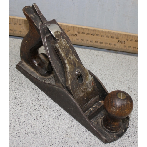 830 - Qty of woodworking tools to include Stanley bailey No.4 plane and spoke shaves