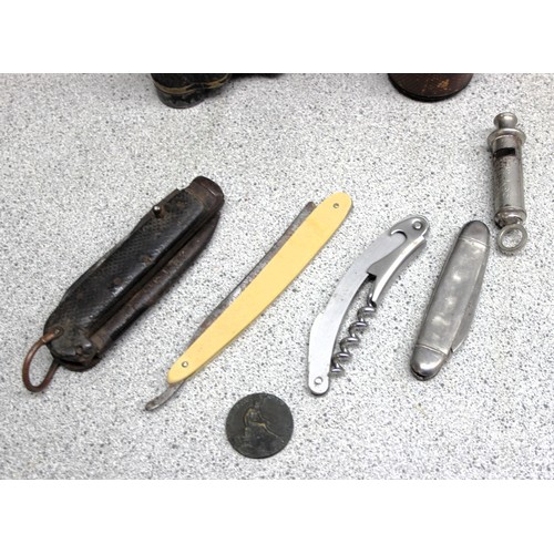 1493 - 4 assorted knives and razors to inc a military jack knife, 2 pairs of binoculars, one with military ... 