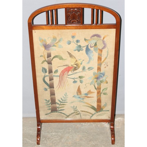 36 - An early 20th century oak framed fire screen with Art Nouveau style embroidered panel, approx 55cm w... 