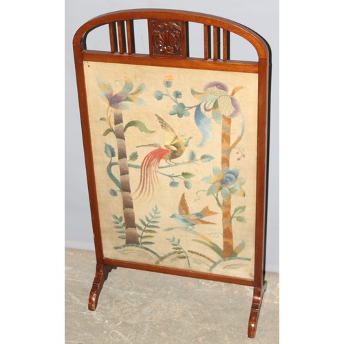 36 - An early 20th century oak framed fire screen with Art Nouveau style embroidered panel, approx 55cm w... 