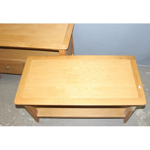 107 - A modern light oak coffee table and a similar matching TV stand which is approx 90cm wide x 40cm dee... 