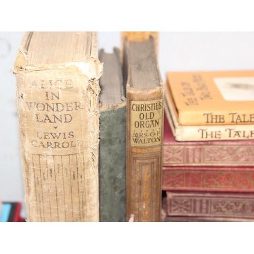 559 - Qty of assorted books to incl an early 20th century copy of Alice in Wonderland with 48 coloured pla... 