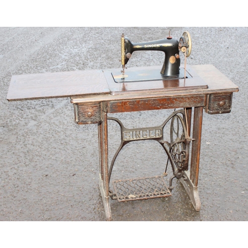 109A - An antique oak and cast iron Singer sewing machine table with machine, approx 86cm wide x 41cm deep ... 