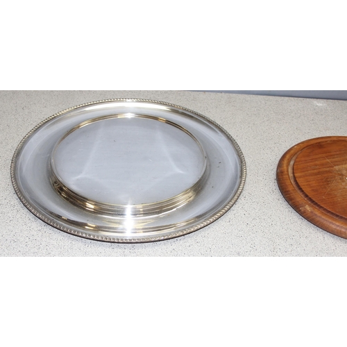 1008 - Large silver plated plate with wooden cheese board (plate approx 1.1kg), approx 38cm diameter