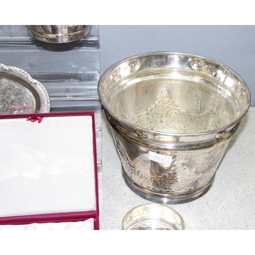 1017 - Large qty of mixed silver-plated items, approx 7.9kg gross