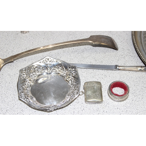 1021 - Qty of assorted antique and later silver plated items to inc a silver plated spirit kettle, a silver... 