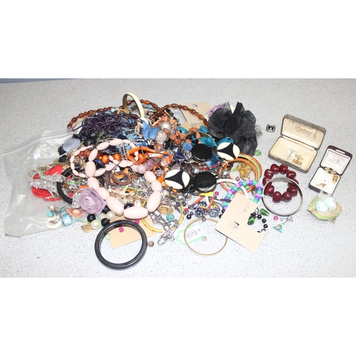 1147 - Qty of costume jewellery, approx 2.1kg gross