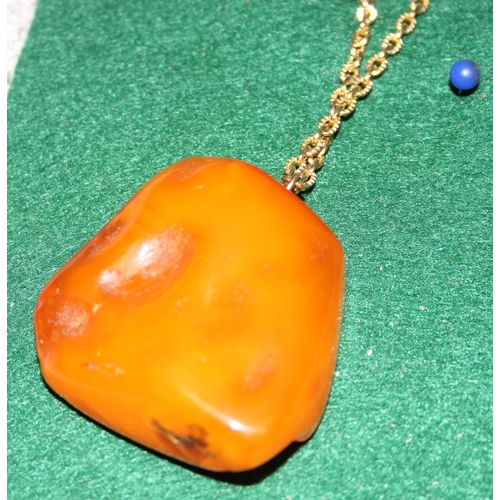 1150 - Large piece of raw amber on gold-plated chain, amber measures approx 4.5cm W x 1.5cm D x 4cm H, 30g ... 