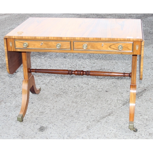 121 - A good quality antique style sofa table with 2 drawers, 2 false drawers and drop flaps, approx 157cm... 