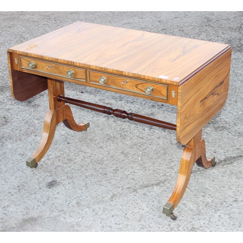 121 - A good quality antique style sofa table with 2 drawers, 2 false drawers and drop flaps, approx 157cm... 
