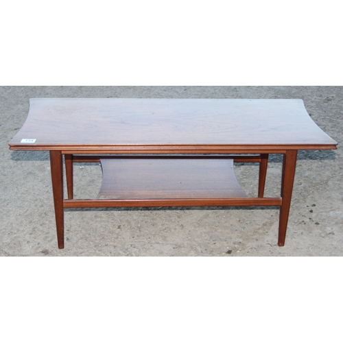 134 - A small retro coffee table with under-tier, seemingly unmarked but possibly by Richard Hornby for He... 