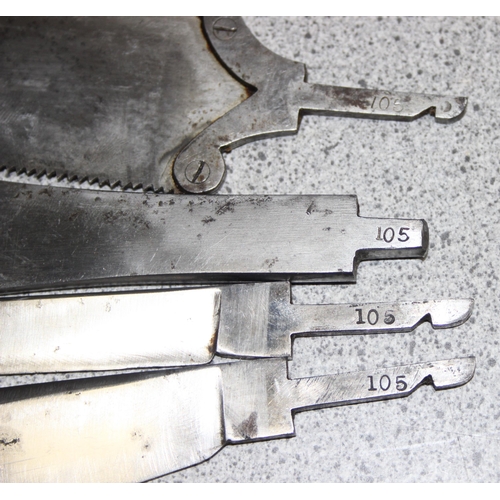 1403 - A vintage field surgeons set, possibly military but unmarked, 4 steel fittings and a handle, in maho... 