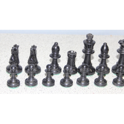 1505 - Vintage turned wooden chess sets with green baize to base, tallest piece approx 6cm