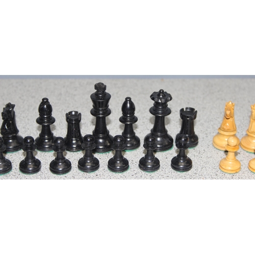 1505 - Vintage turned wooden chess sets with green baize to base, tallest piece approx 6cm