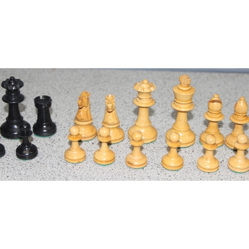 1505 - Vintage turned wooden chess sets with green baize to base, tallest piece approx 6cm