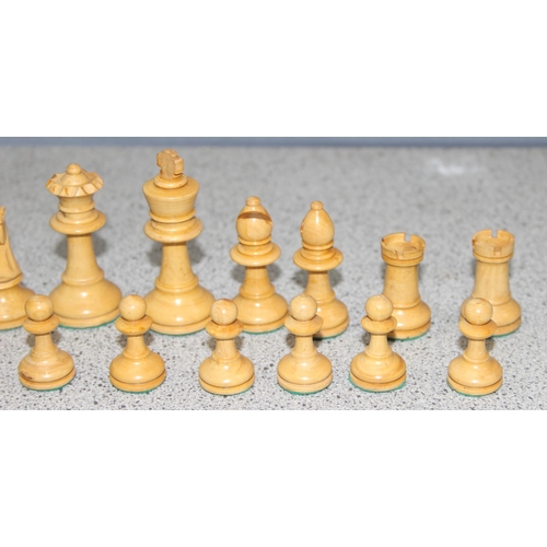 1505 - Vintage turned wooden chess sets with green baize to base, tallest piece approx 6cm