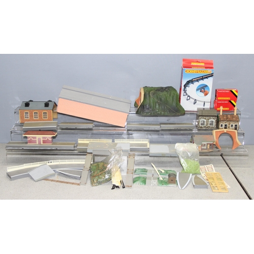 1526 - Qty of vintage toy railway buildings and scenery to include examples by Hornby