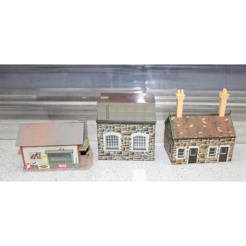 1526 - Qty of vintage toy railway buildings and scenery to include examples by Hornby