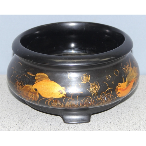 1615 - A small vintage Japanese lacquer bowl decorated with fish, seemingly unmarked, approx 18cm in diamet... 