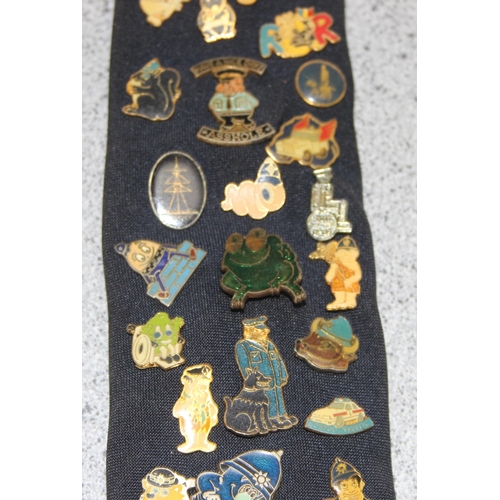 1650 - A large qty of assorted vintage enamel badges containing a large number of Police Charity badges of ... 