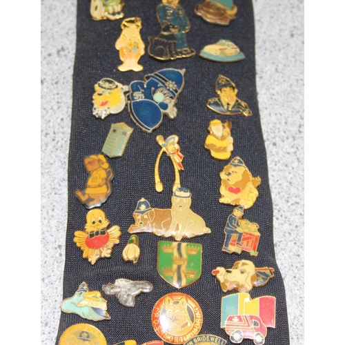 1650 - A large qty of assorted vintage enamel badges containing a large number of Police Charity badges of ... 