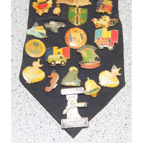 1650 - A large qty of assorted vintage enamel badges containing a large number of Police Charity badges of ... 