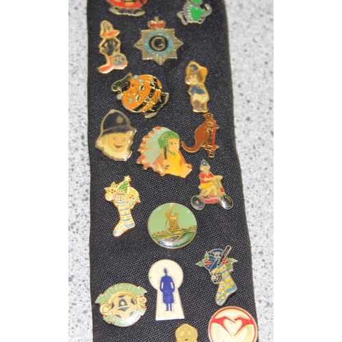 1651 - A large qty of assorted vintage enamel badges containing a large number of Police Charity badges of ... 