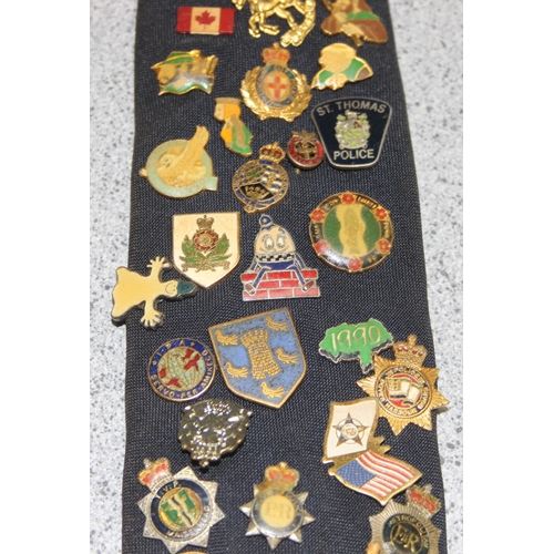 1652 - A large qty of assorted vintage enamel badges containing a large number of Police Charity badges of ... 