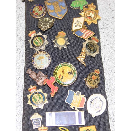 1652 - A large qty of assorted vintage enamel badges containing a large number of Police Charity badges of ... 