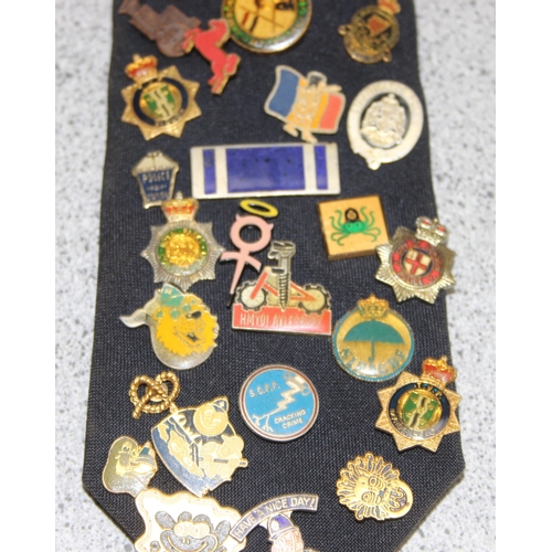 1652 - A large qty of assorted vintage enamel badges containing a large number of Police Charity badges of ... 