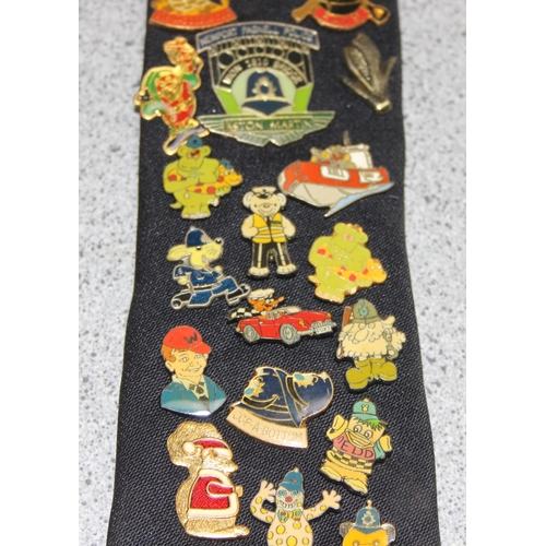 1653 - A large qty of assorted vintage enamel badges containing a large number of Police Charity badges of ... 