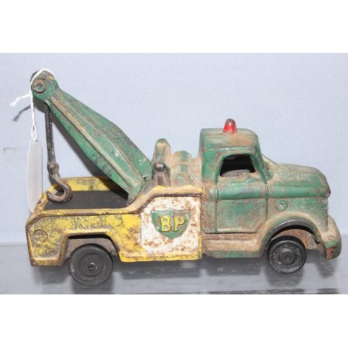 1703 - Vintage BP tow truck door-stop, approx 21cm long, 1.5kg