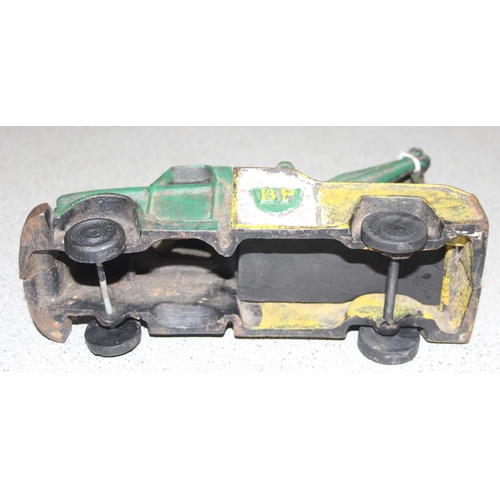 1703 - Vintage BP tow truck door-stop, approx 21cm long, 1.5kg