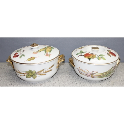 1724 - Qty of assorted Royal Worcester ceramics, mainly Evesham pattern