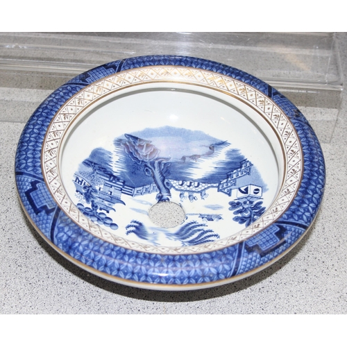 1742 - Qty of assorted blue and white ceramics