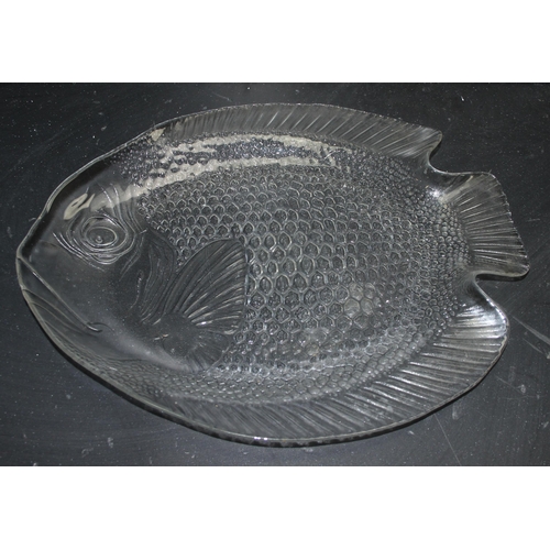 1743 - Qty of retro glass fish plates, 9 x 27cm, 1 x 40cm serving plate