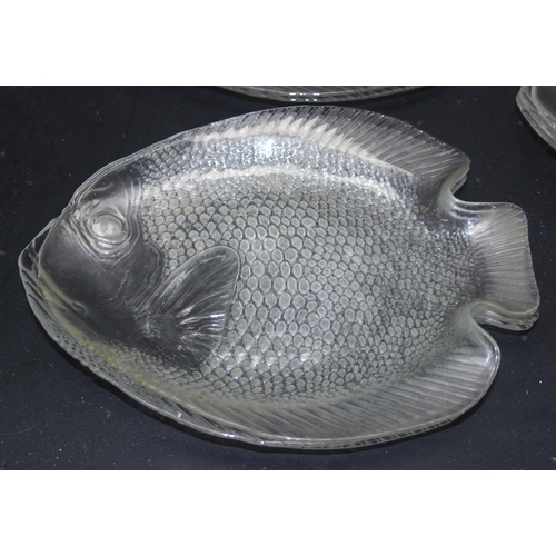 1743 - Qty of retro glass fish plates, 9 x 27cm, 1 x 40cm serving plate