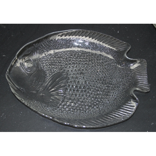 1743 - Qty of retro glass fish plates, 9 x 27cm, 1 x 40cm serving plate