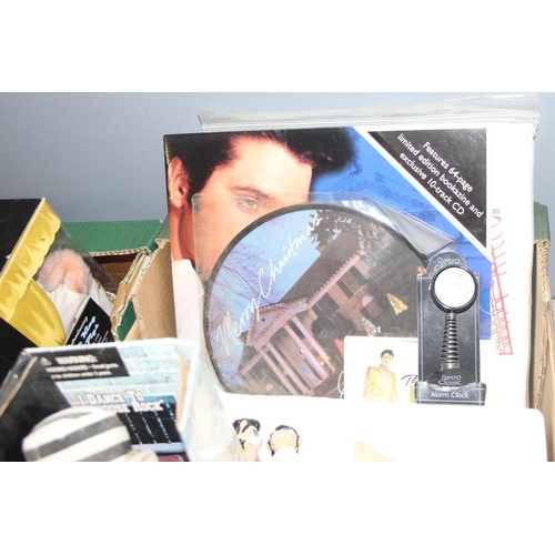 1757 - Large qty of collectable Elvis items, to incl books, figurines and soft toys etc