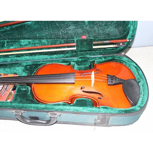 600 - A 4/4 (full size) Stentor Student violin in case with bows (full length of violin approx 59cm)