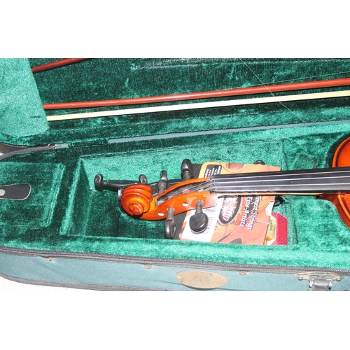 600 - A 4/4 (full size) Stentor Student violin in case with bows (full length of violin approx 59cm)