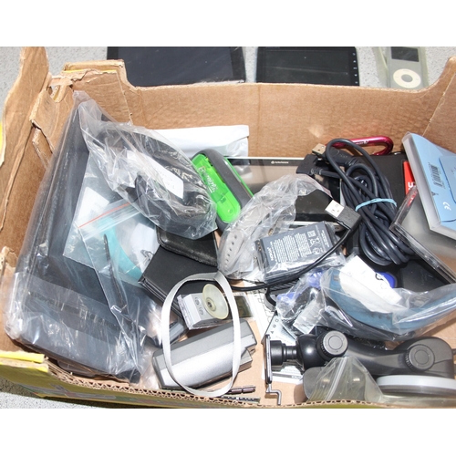 767 - Box of mixed electrical items to incl sat-navs, digital cameras, tablets etc