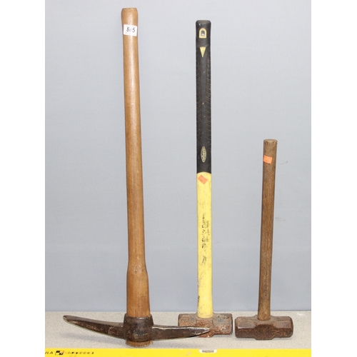 805 - Assorted tools to incl 2 sledge hammers, pick-axe and spirit level